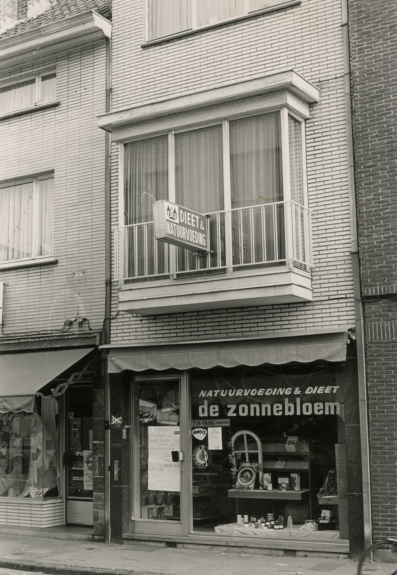 Etalage van dieet- en natuurvoedingswinkel De Zonnebloem in Gent