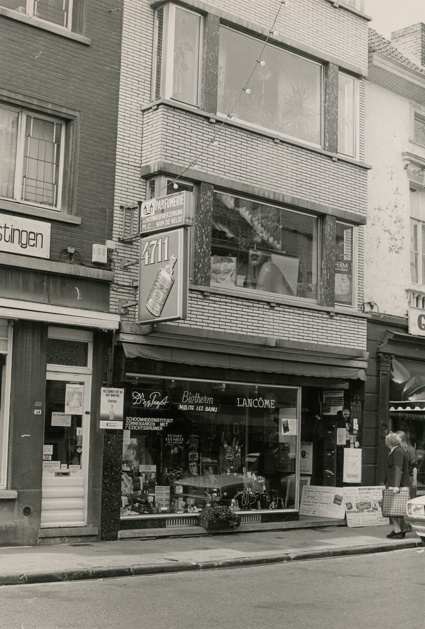 Etalage van parfumerie en schoonheidsverzorging MC Van De Velde in Gent