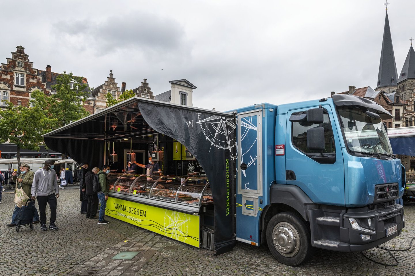 Marktkraam op de wekelijkse markt op de Vrijdagmarkt