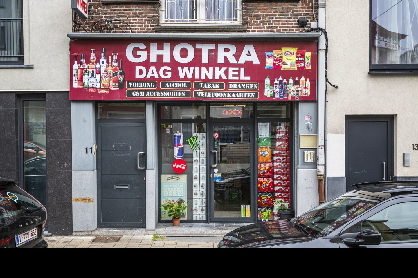 Etalage van Ghotra een winkel van algemene voeding in Gent