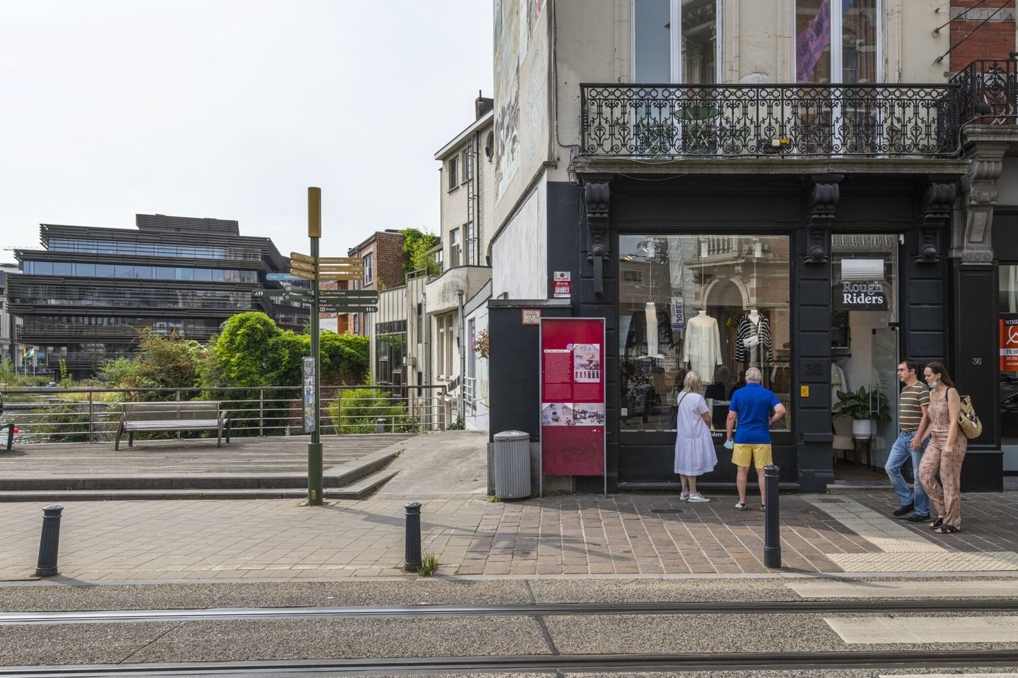 Etalage van kledingwinkel Rough Riders in Gent