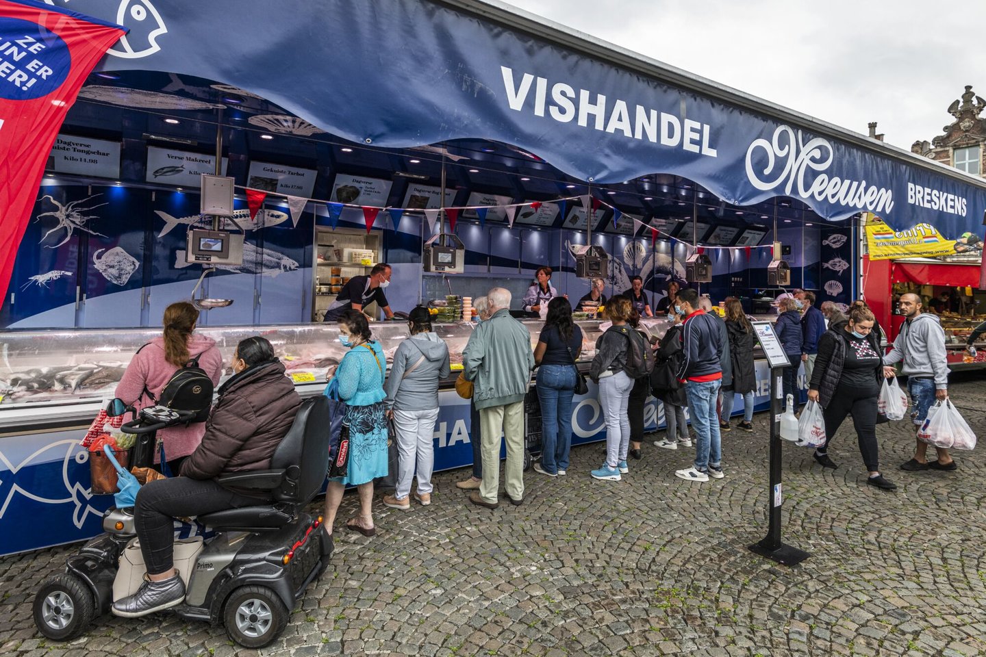 Marktkraam op de wekelijkse markt op de Vrijdagmarkt