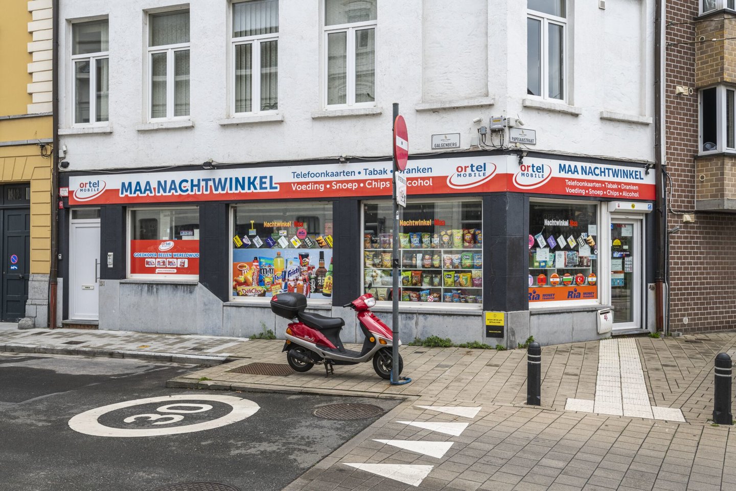 Etalage van een nachtwinkel in Gent