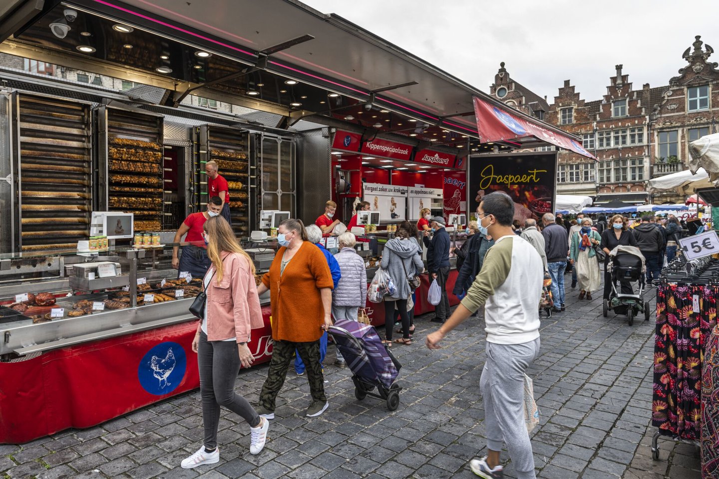 Marktkraam op de wekelijkse markt op de Vrijdagmarkt