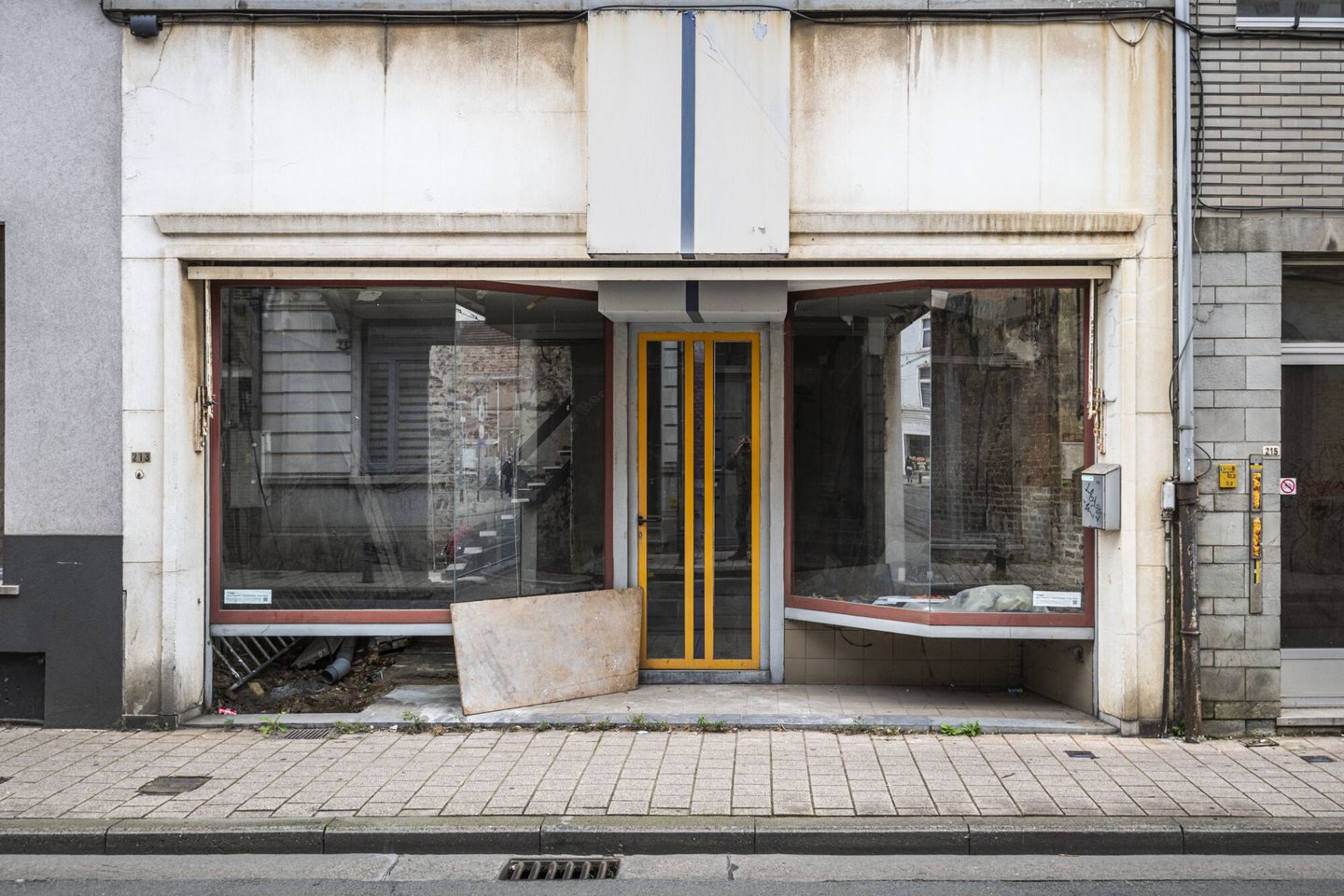 Etalage van een leegstaand handelspand in Gent