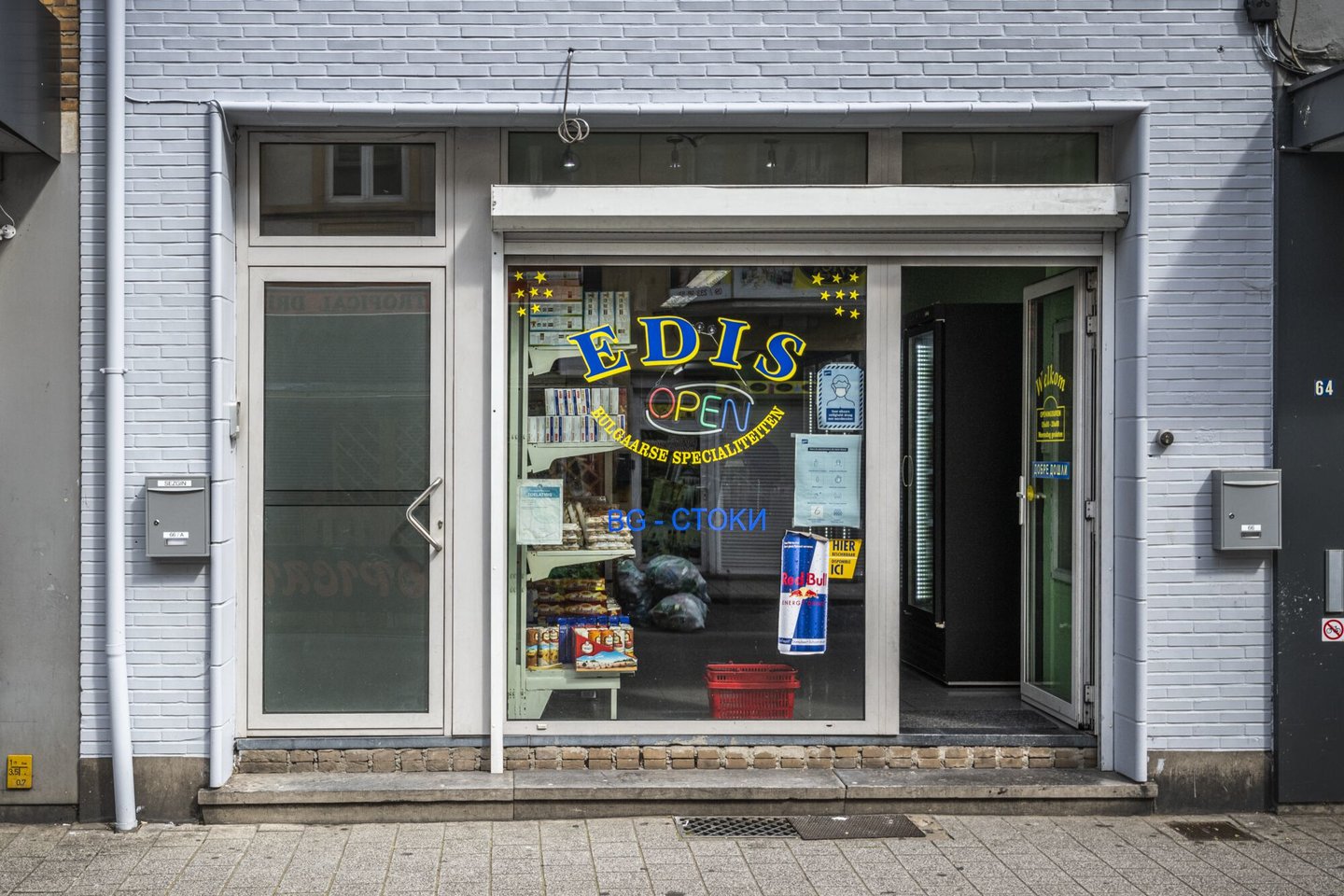 Etalage van Edis, een winkel van algemene voeding in Gent