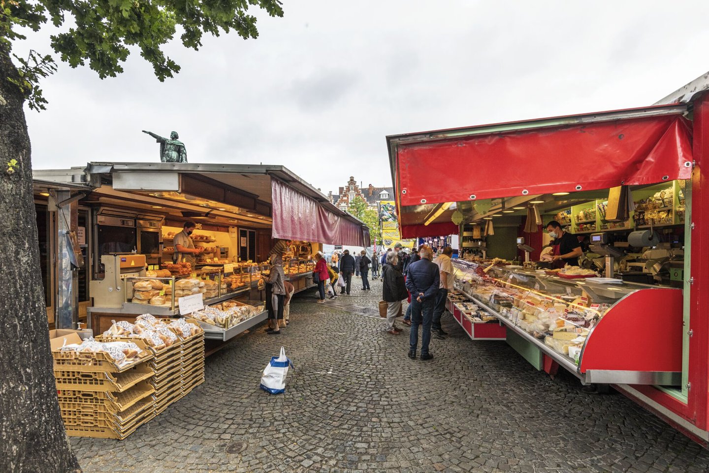 Marktkraam op de wekelijkse markt op de Vrijdagmarkt