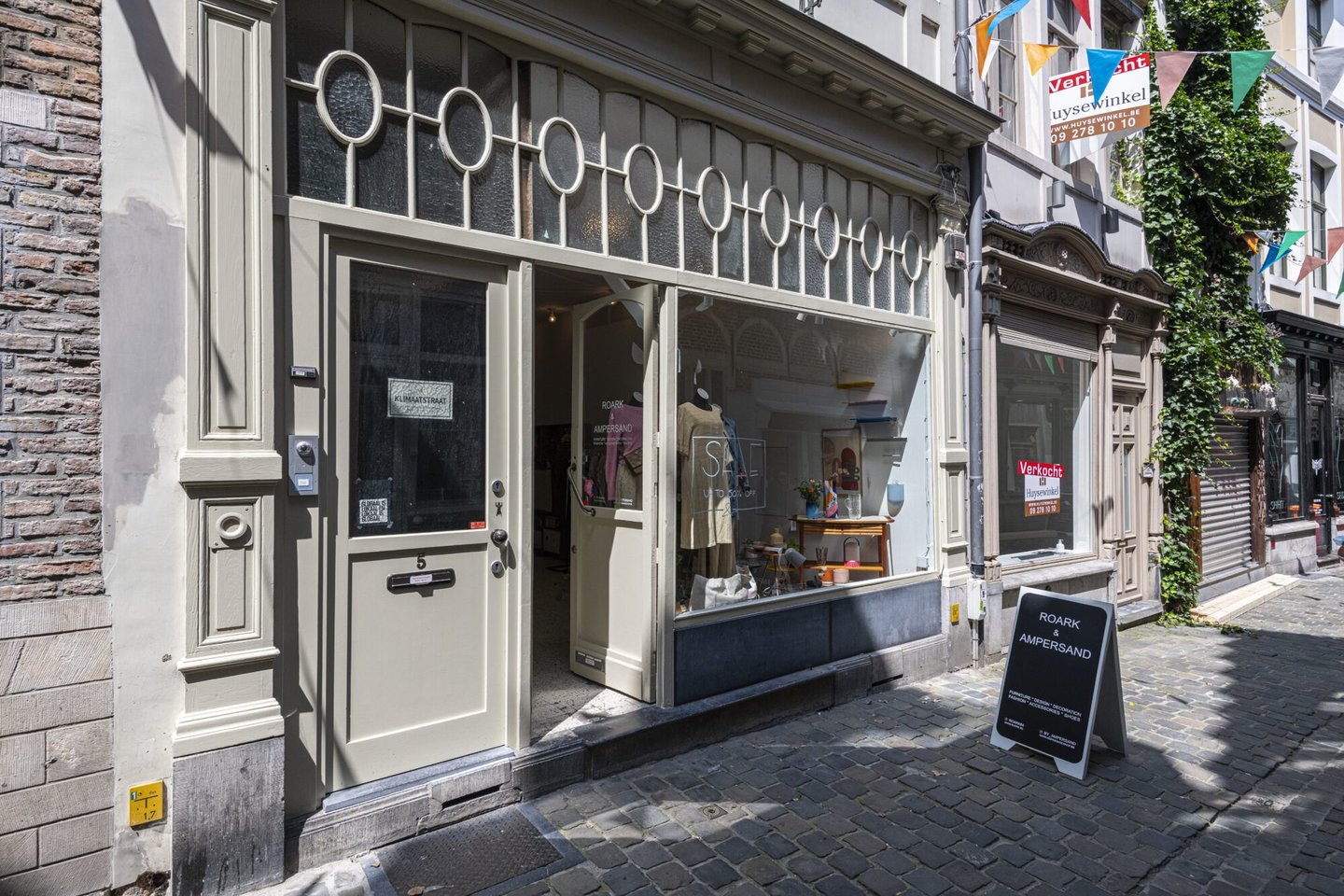 Etalage van woonwinkel Roark & Ampersand in Gent