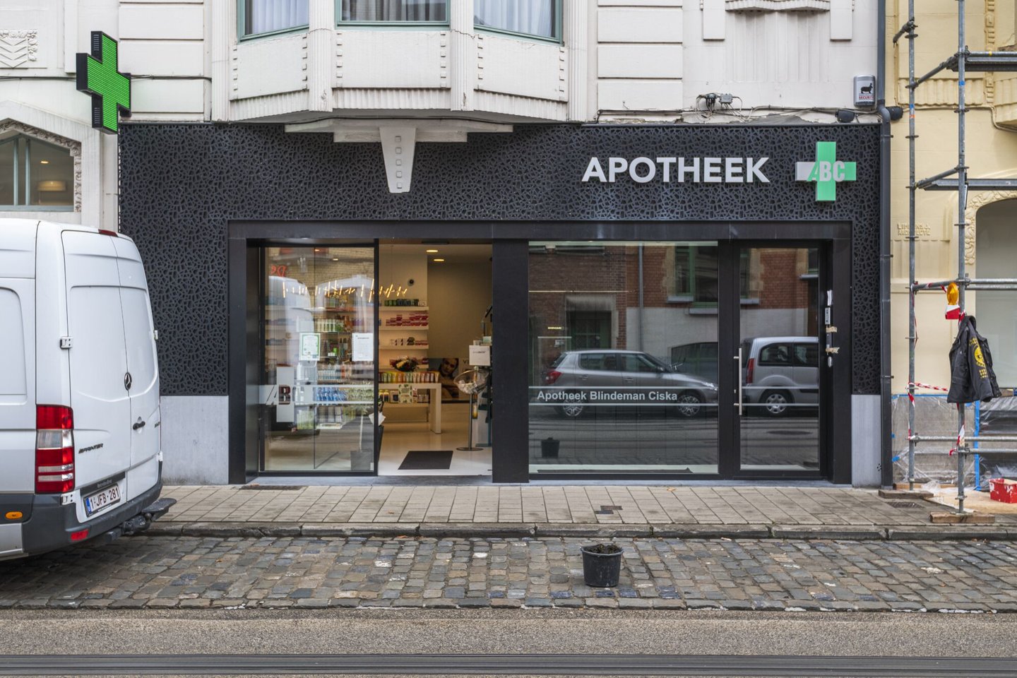 Etalage van apotheek Blindeman in Gent