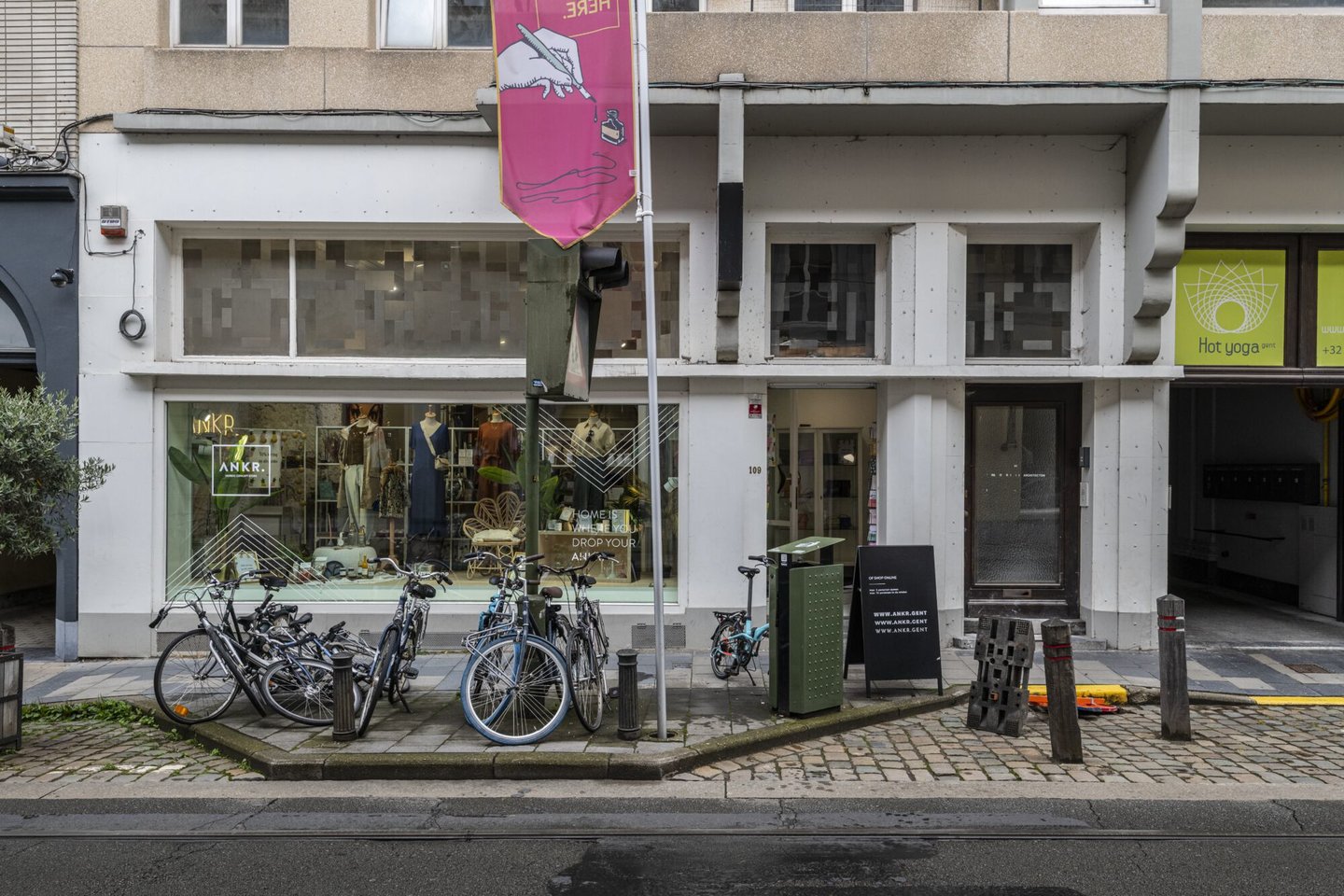 Etalage van kledingwinkel - conceptstore ANKR. in Gent