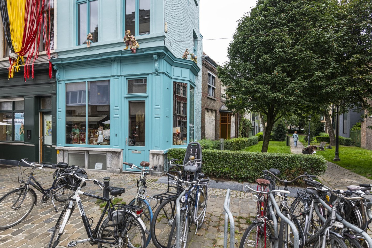 Etalage van een voormalige speelgoedwinkel Mamés Turquoise in Gent