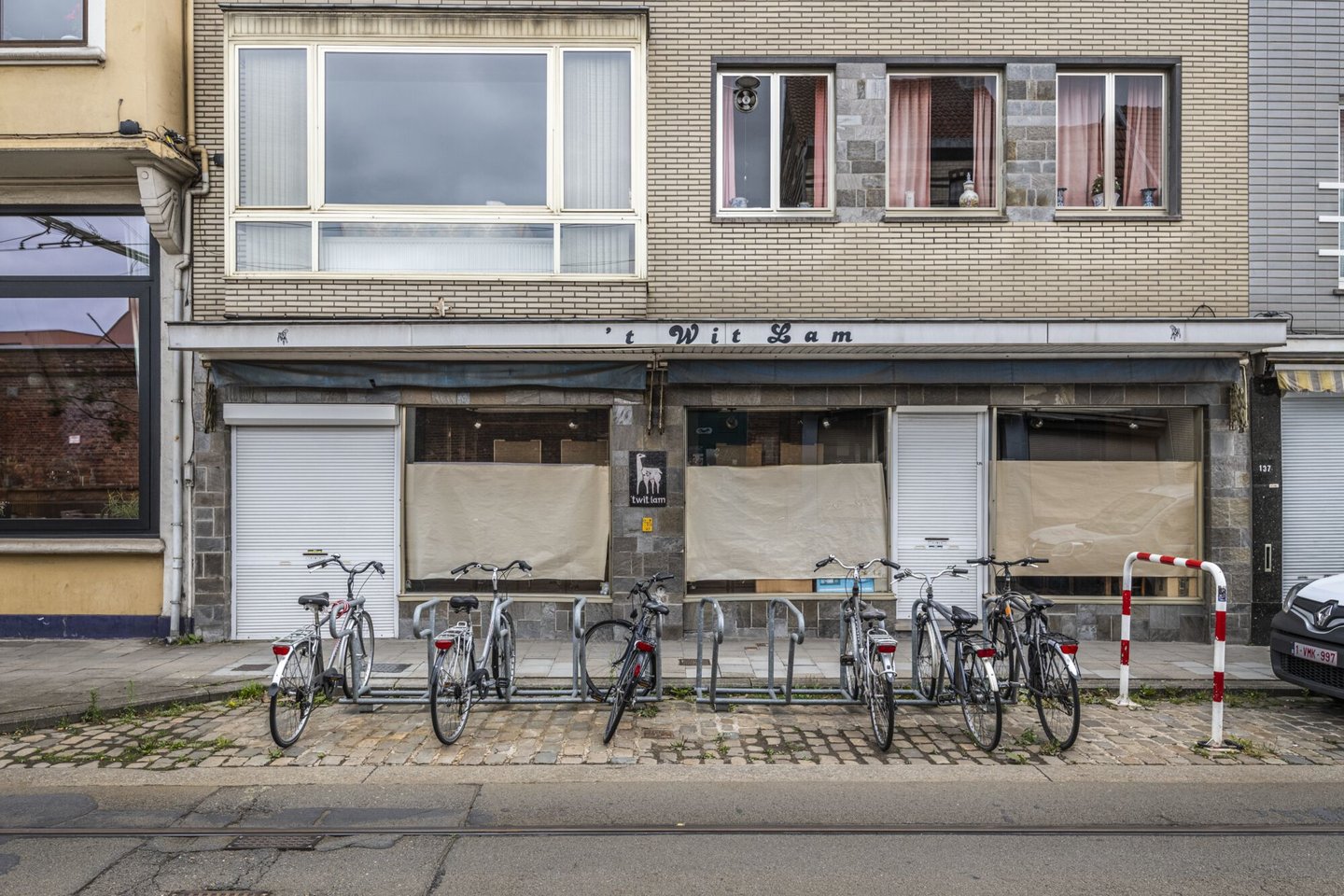 Etalage van een leegstaand handelspand in Gent