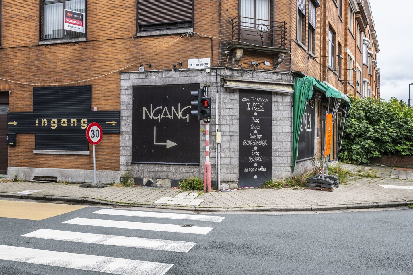 Etalage van een leegstaand handelspand in Gent