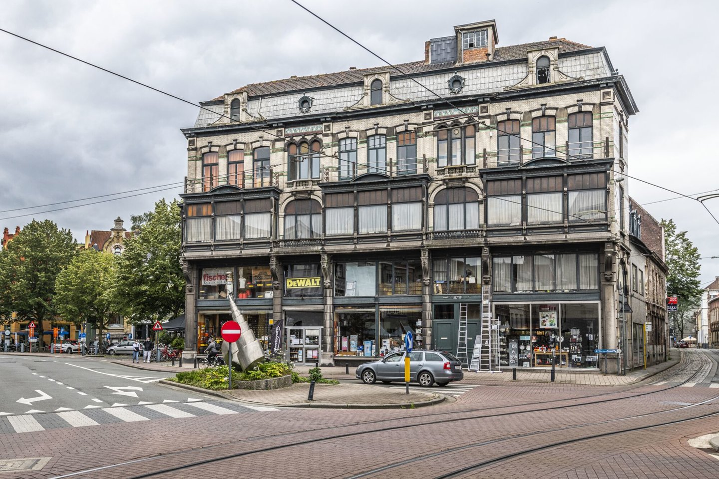 Gevel en etalage van Decoene-Simons, een ijzerhandel en winkel van gereedschappen en huishoudartikelen in Gent