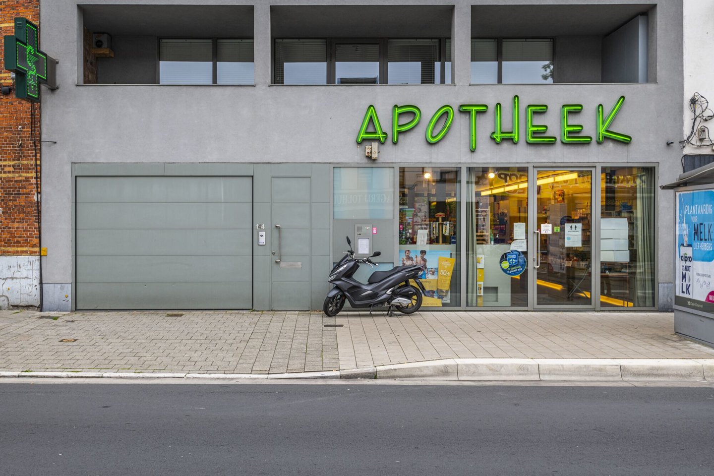 Etalage van apotheek Tolhuis in Gent