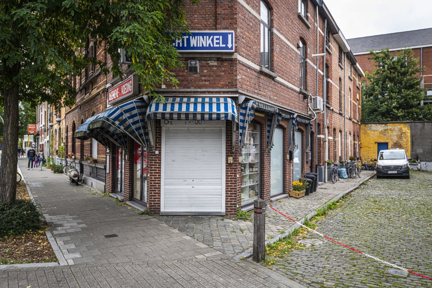 Etalage van een nachtwinkel in Gent