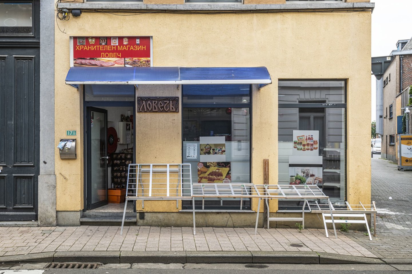 Etalage van een winkel van algemene voeding in Gent