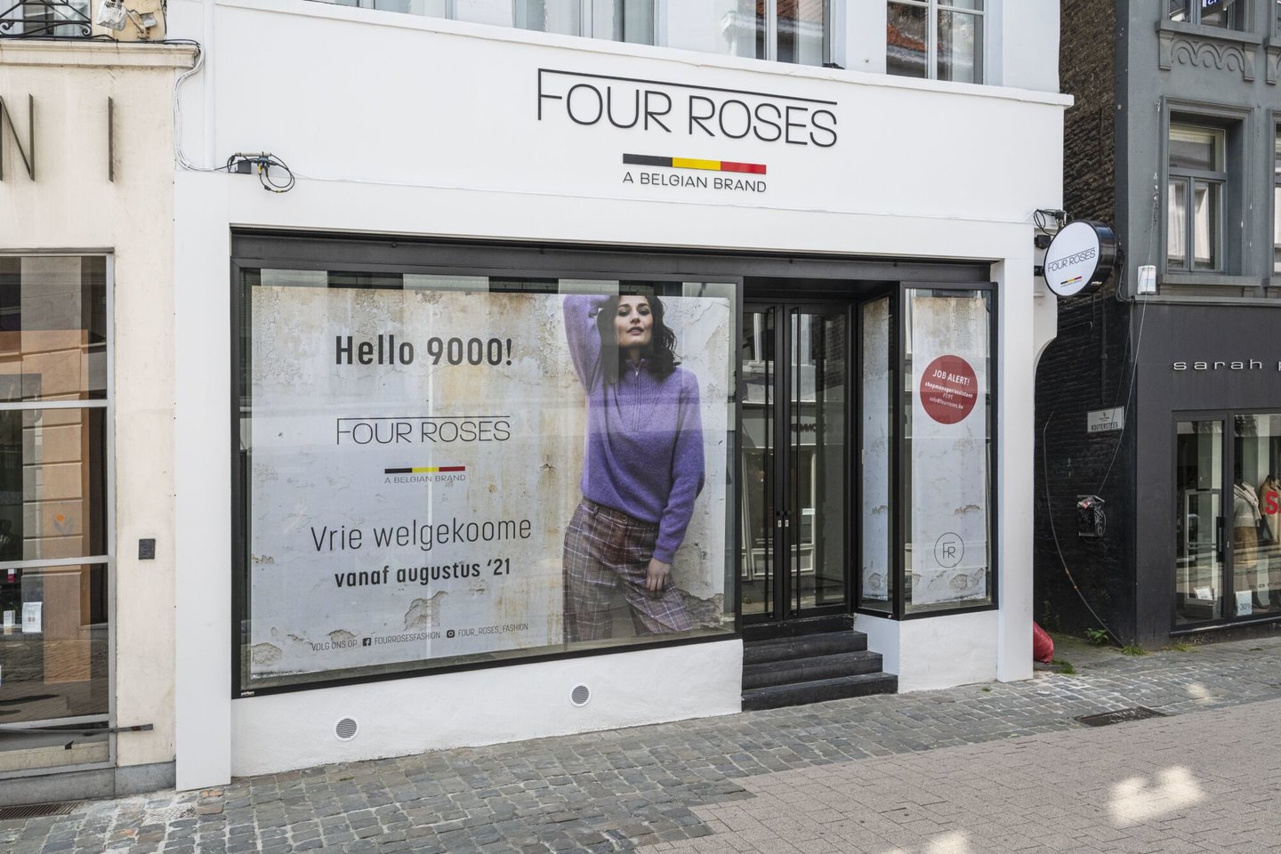 Etalage van een leegstaand handelspand in Gent, met aankondiging opening van een Gentse conceptstore van het Belgische kledingmerk Four Roses