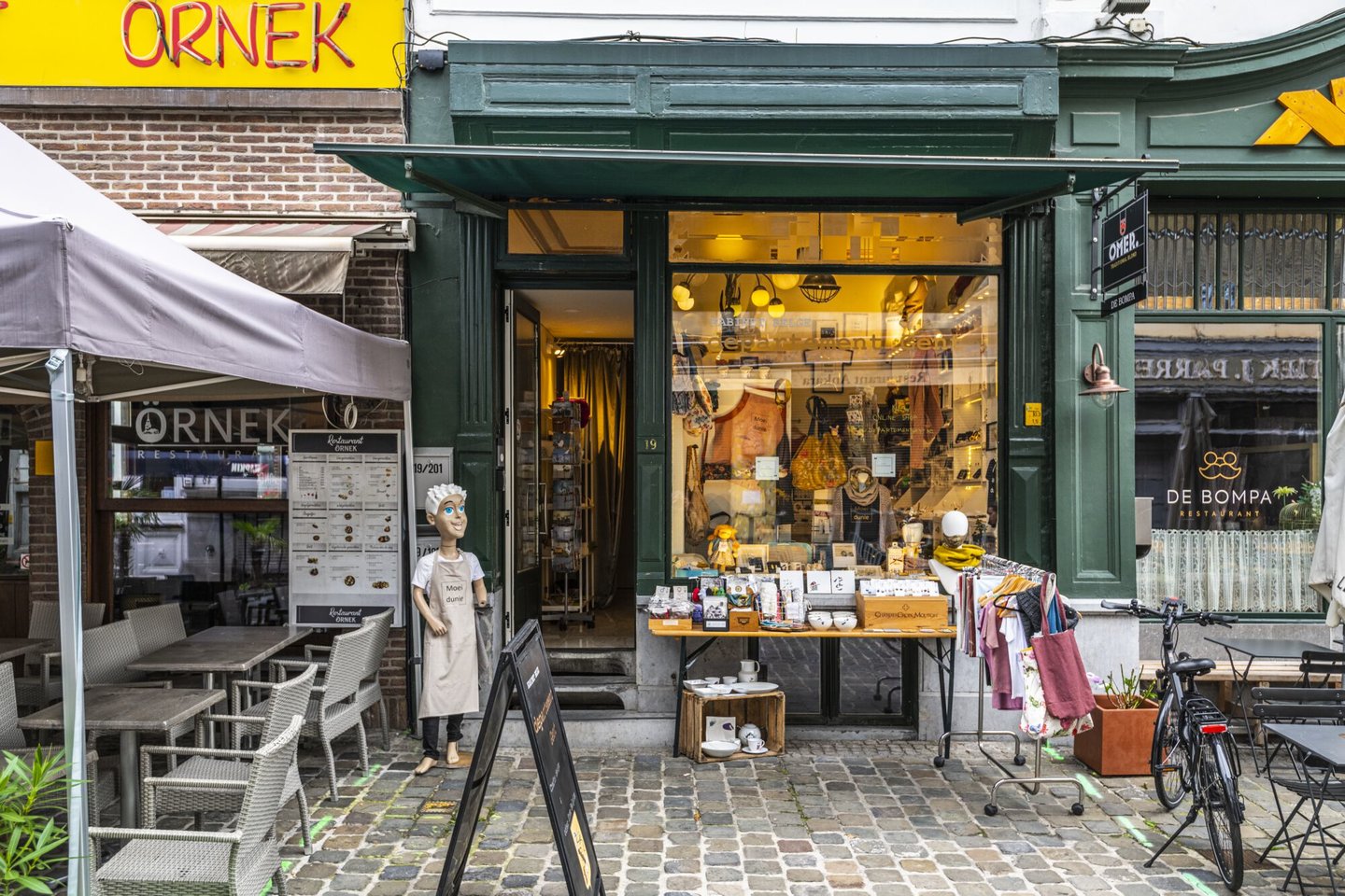 Etalage van Departement Gent, een winkel van een ontwerperscollectief in Gent