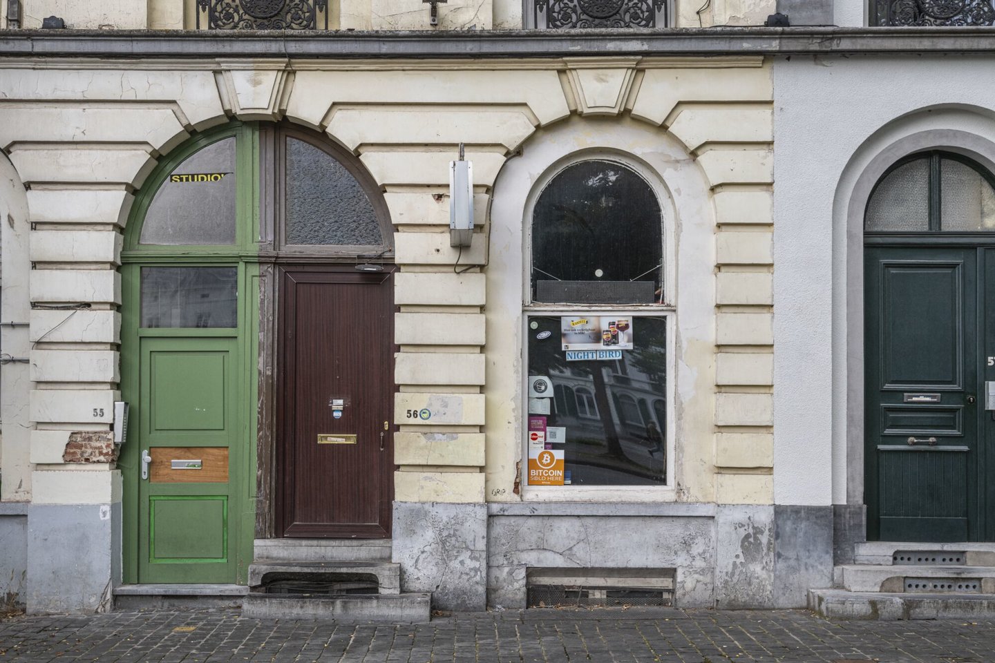 Etalage van een leegstaand handelspand in Gent