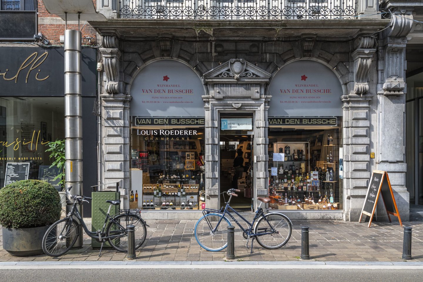 Etalage van wijnhandel en drankenhandel Wijnhandel Van den Bussche