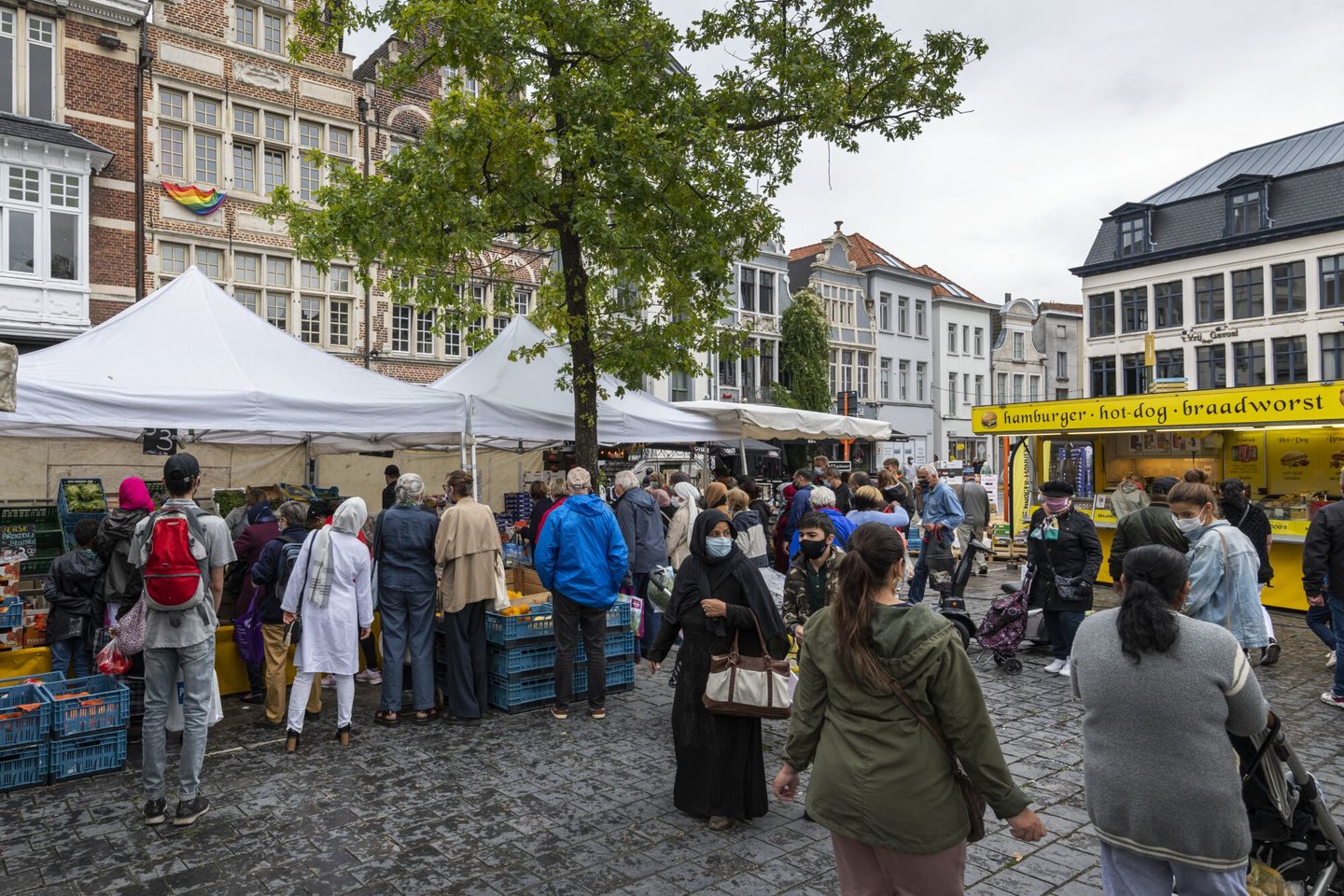 Marktkraam op de wekelijkse markt op de Vrijdagmarkt