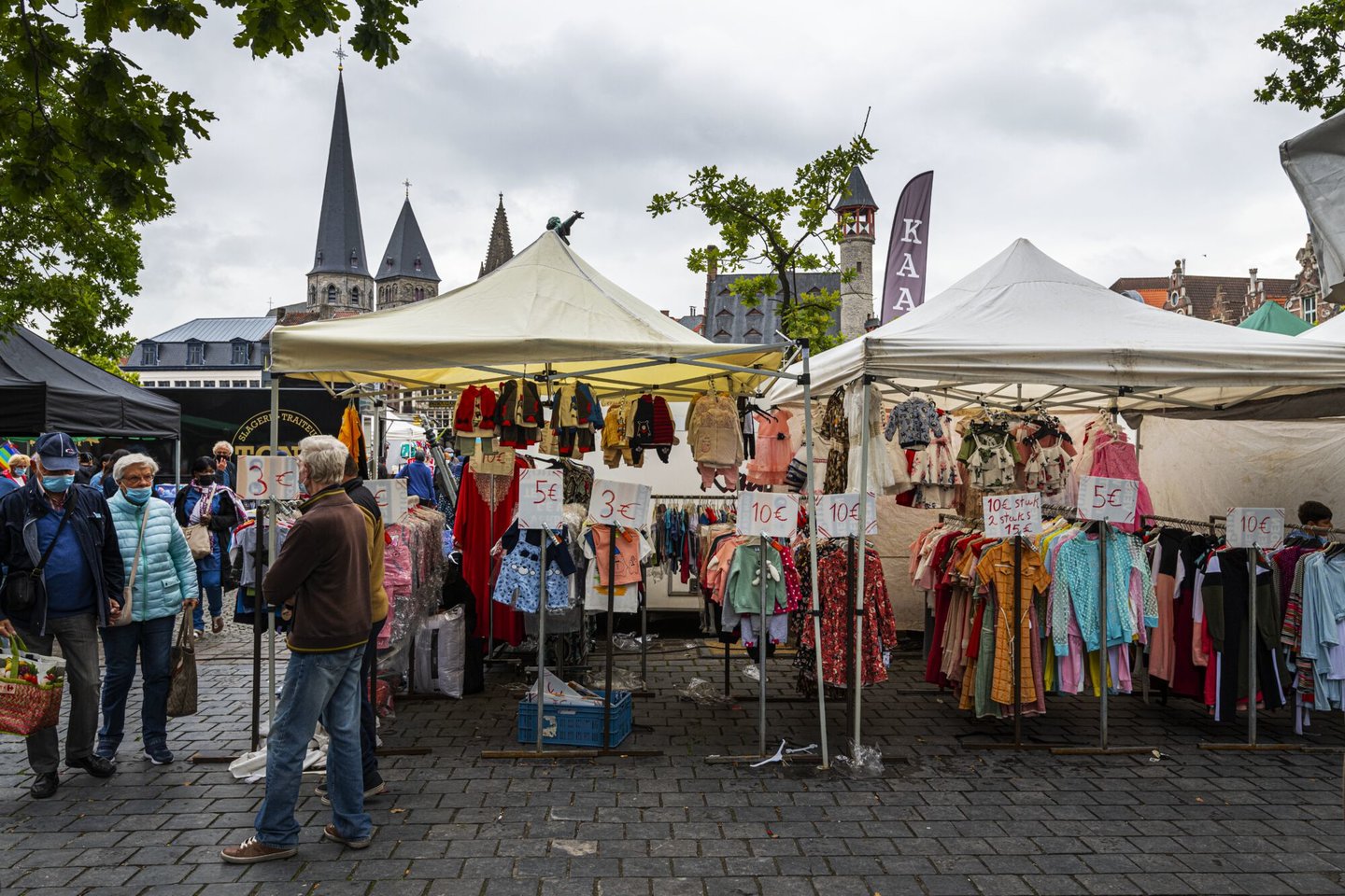 Marktkraam op de wekelijkse markt op de Vrijdagmarkt