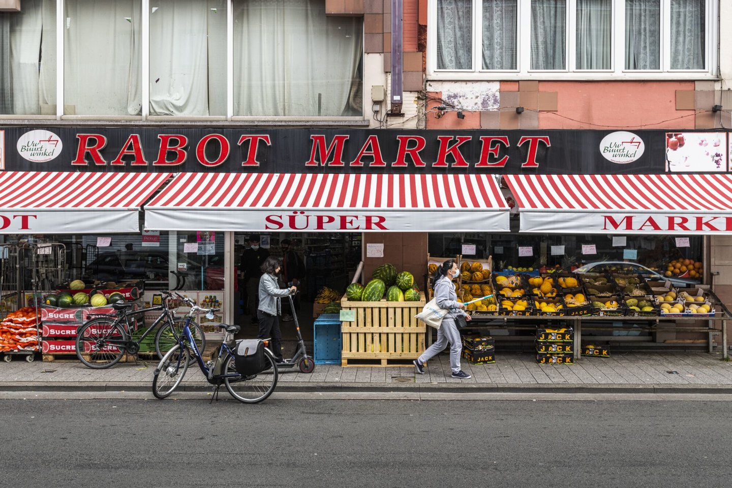 Etalage van Rabot Market, een winkel van algemene voeding in Gent