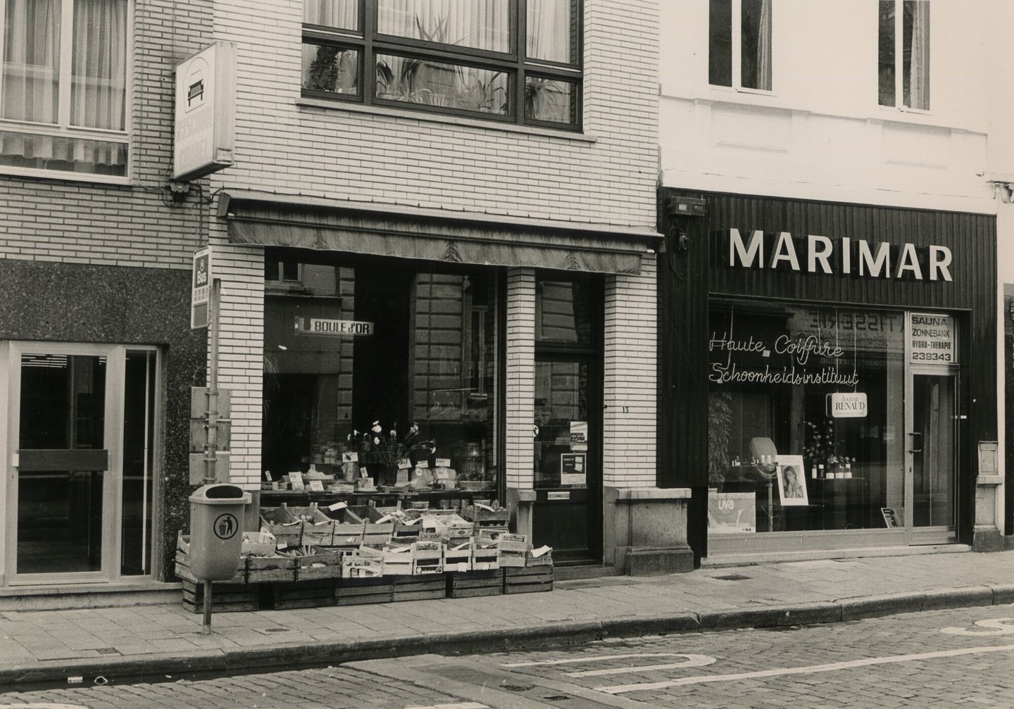 Etalage van een kruidenier en schoonheidsinstituut Marimar in Gent