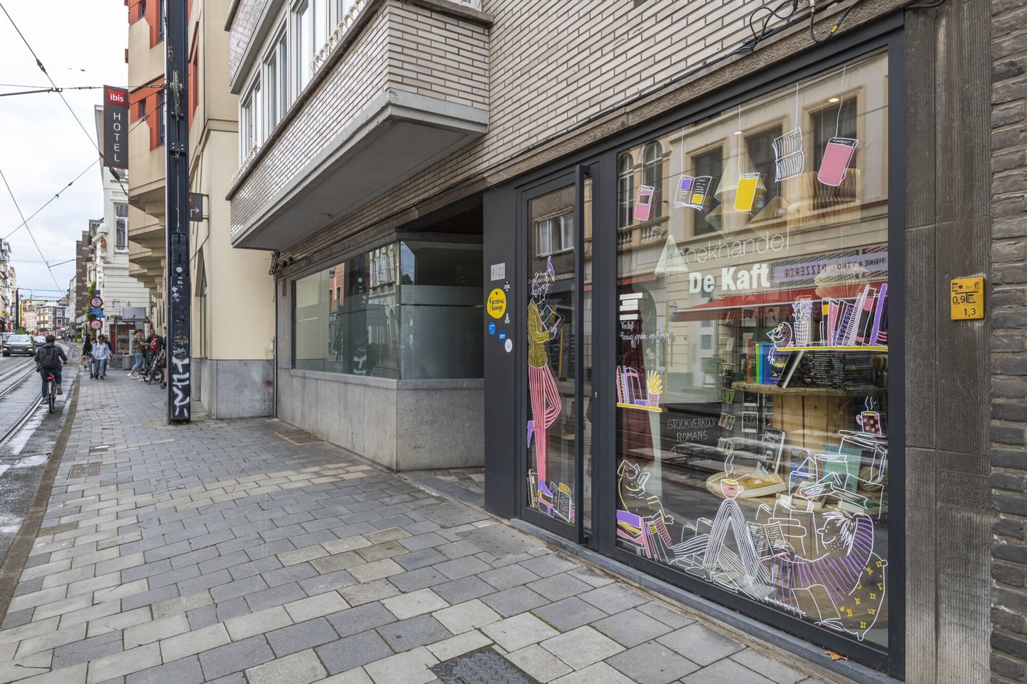 Etalage van boekhandel De Kaft in Gent