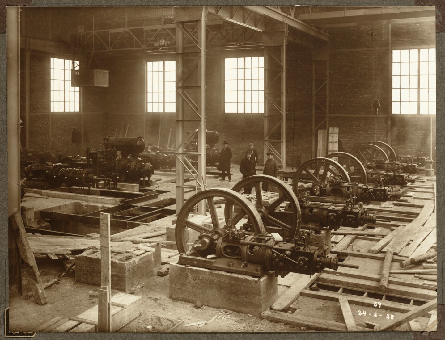 Bouw van compressoren en pompen voor ammoniakfabriek van cokesfabriek Kuhlmann in Zelzate