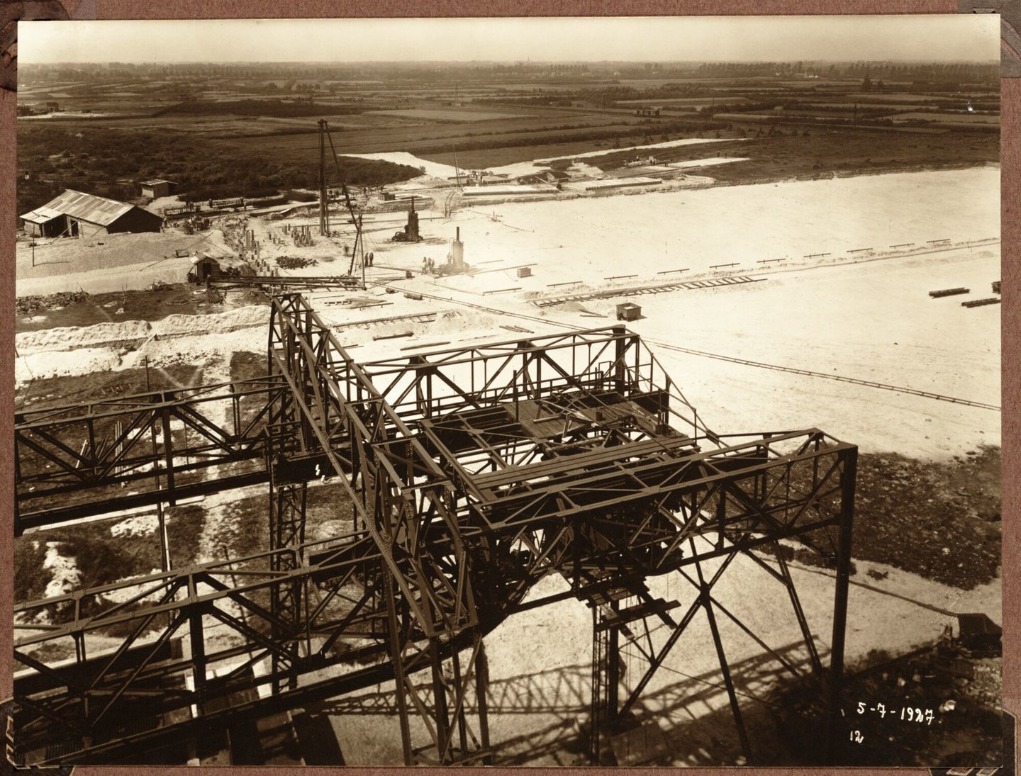 Bouw van ammoniakfabriek van cokesfabriek Kuhlmann in Zelzate