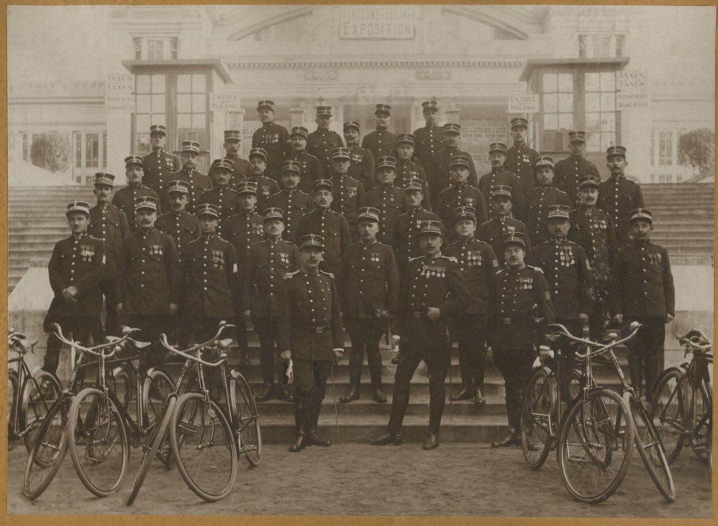 Groepsfoto van rijkswacht werkzaam op de wereldtentoonstelling van Gent in 1913