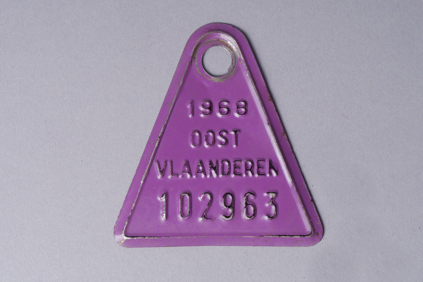 Nummerplaat voor een fiets uit 1968 van de Provincie Oost-Vlaanderen