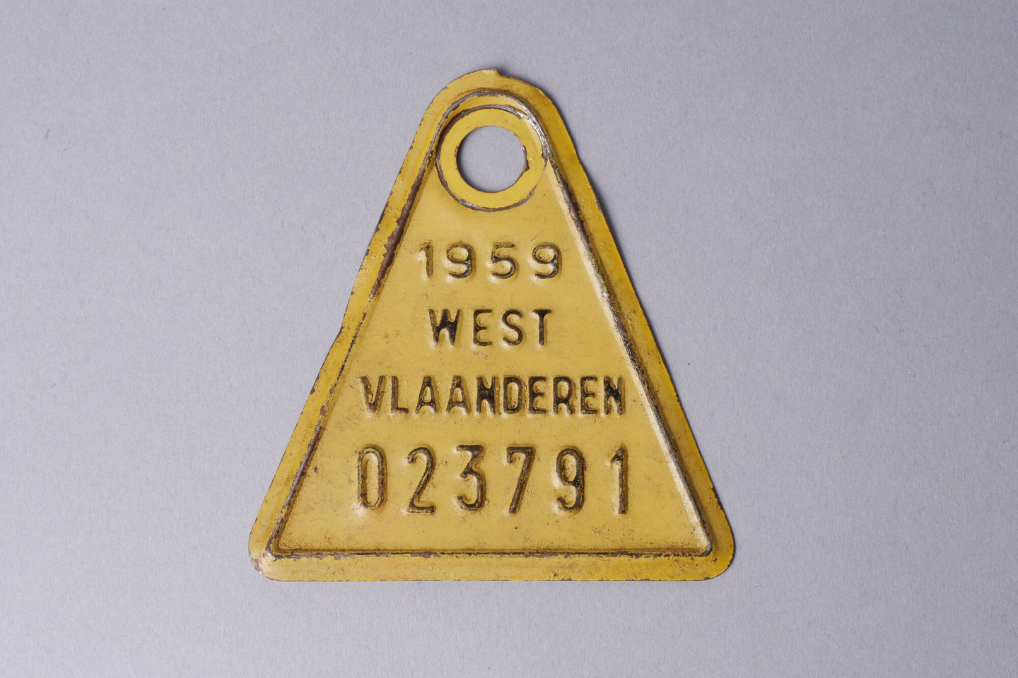 Nummerplaat voor een fiets uit 1959 van de Provincie West-Vlaanderen