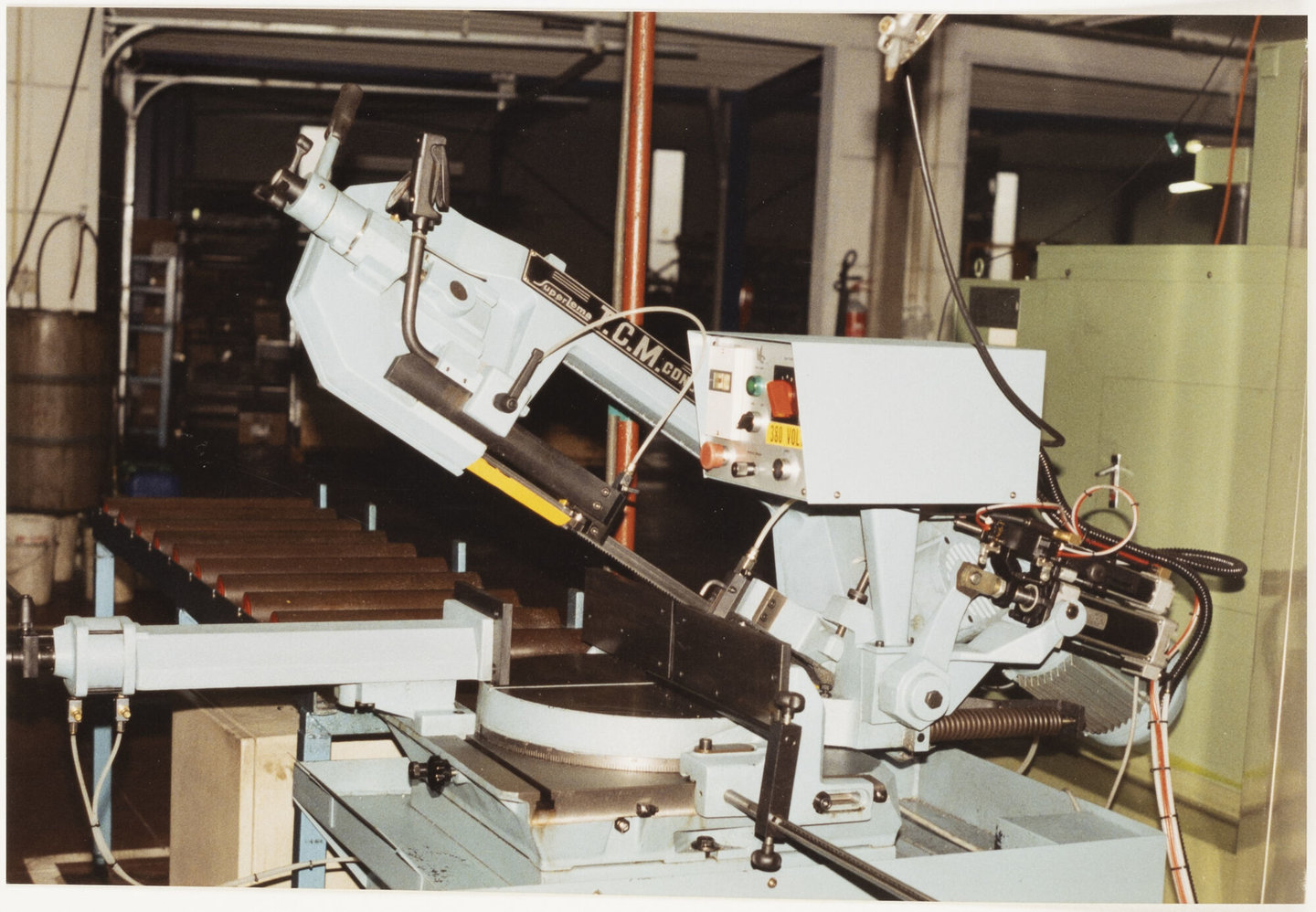 Beugelzaagmachine in machinewerkplaats van Lentz in Gent