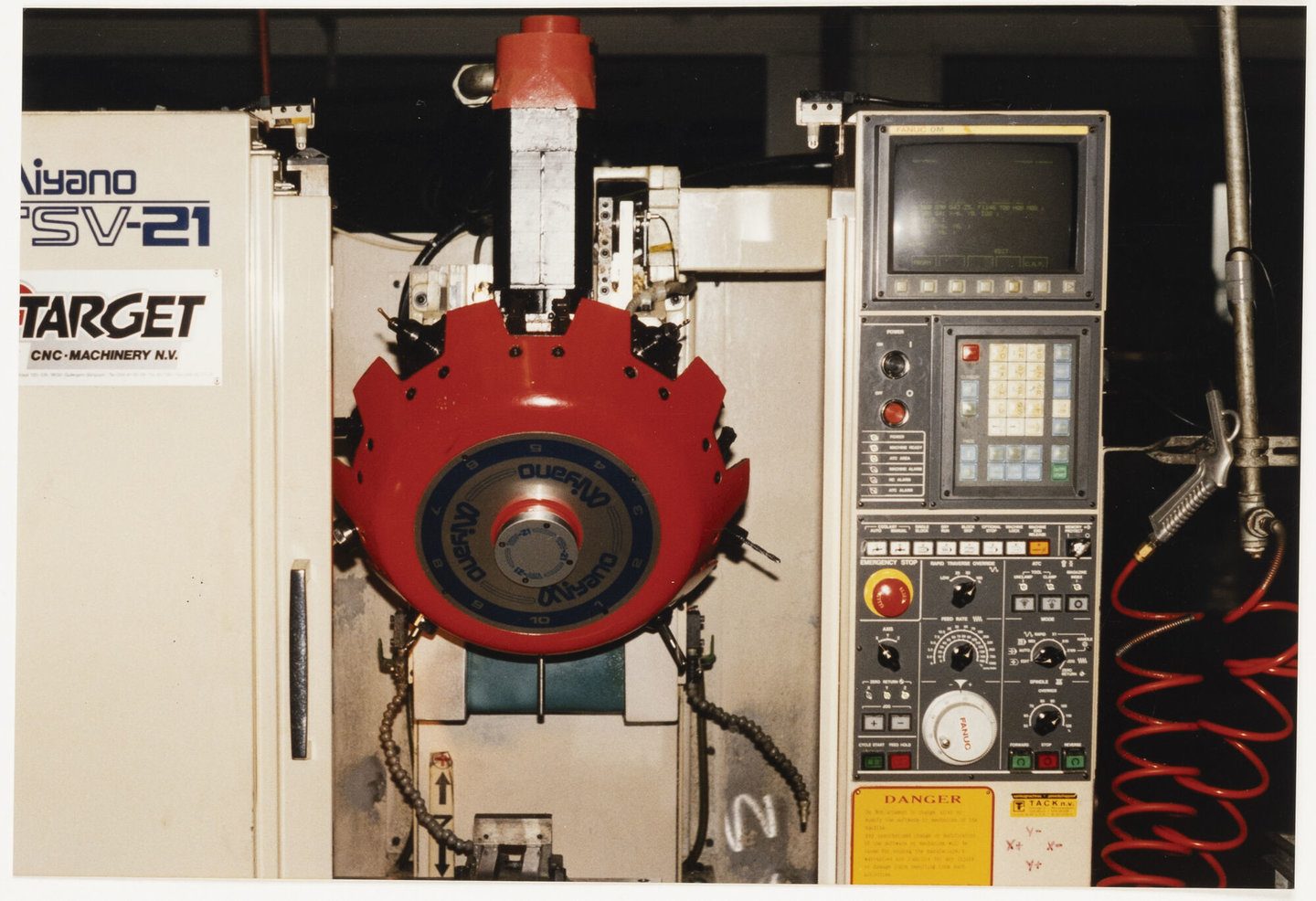 CNC boor- en tapmachine in machinewerkplaats van Lentz in Gent