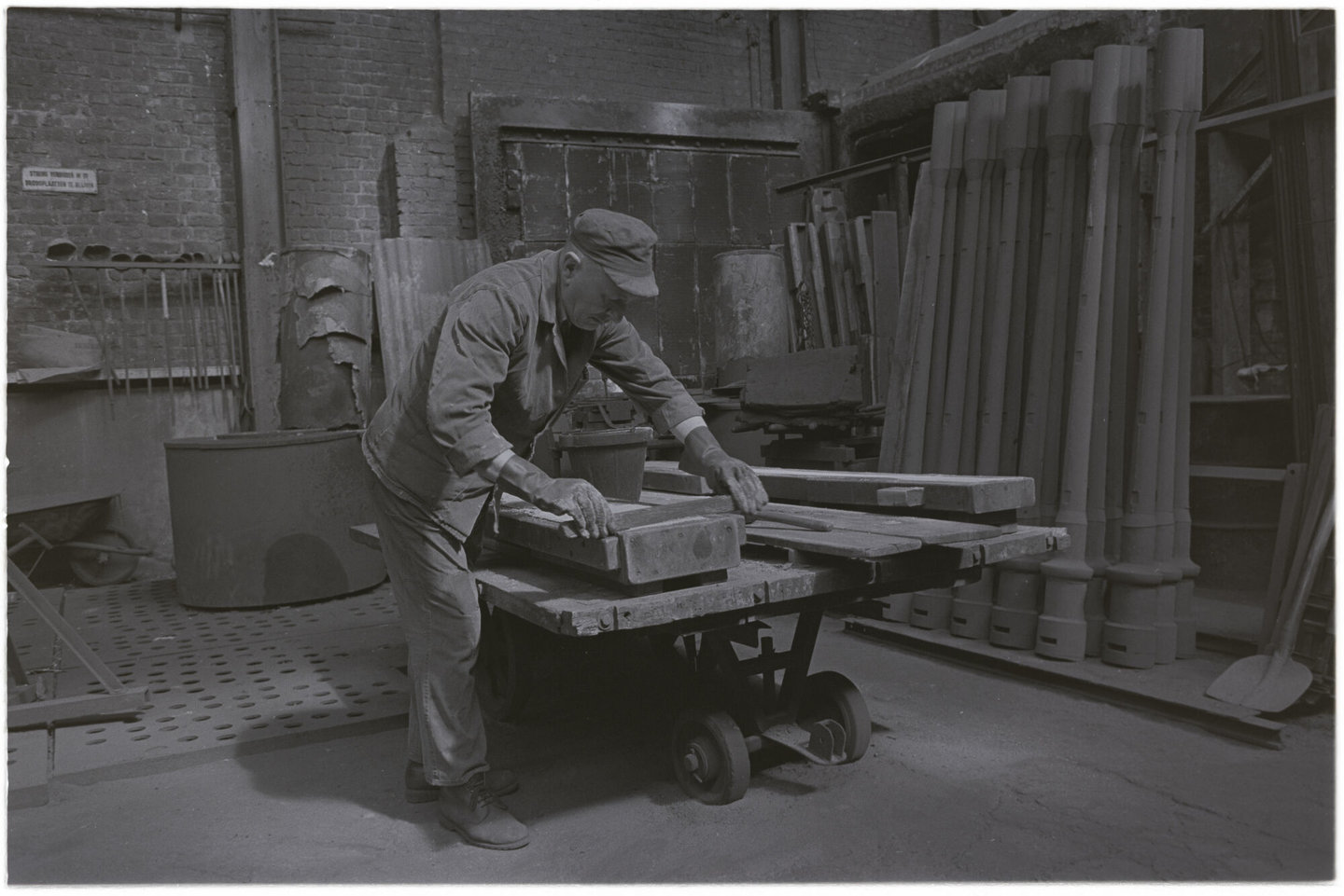 Man aan het werk in gieterij Brialmont in Sint-Truiden