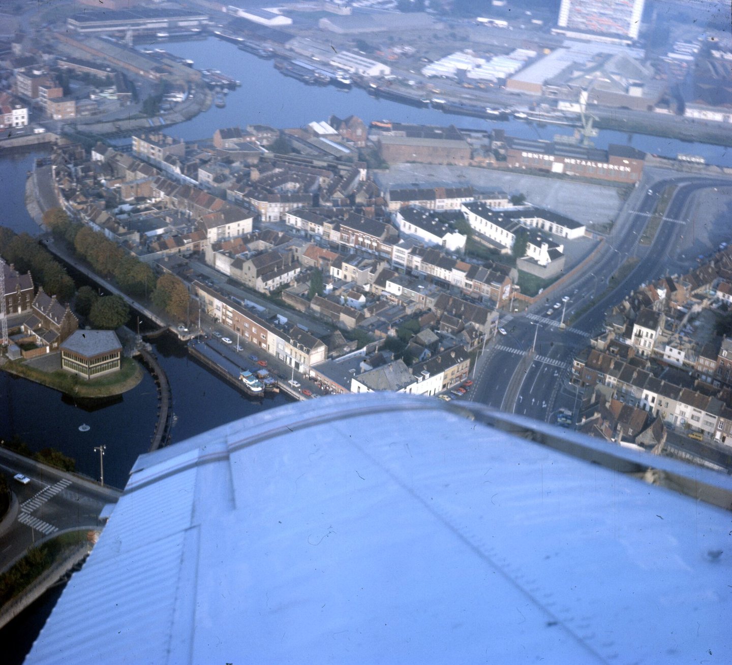 Luchtfoto van fabrieksgebouw van Gentse Metaalwerken in Gent