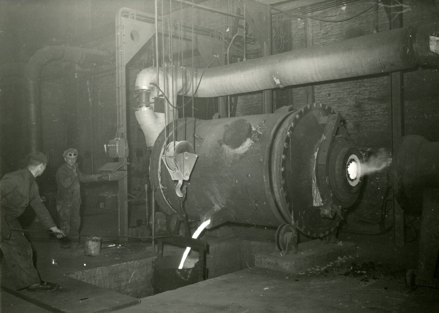 Arbeiders in de metaalgieterij van machinebouwer SEM-Carels in Gent