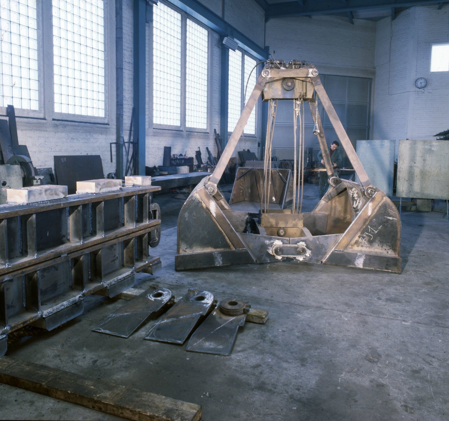 Grijper voor kraan in productiehal van Gentse Metaalwerken in Gent
