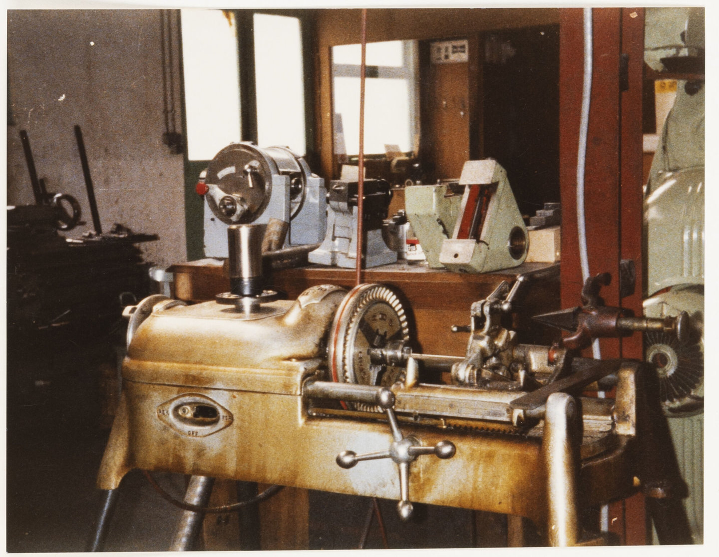 Draadsnijmachine in machinewerkplaats van Lentz in Gent