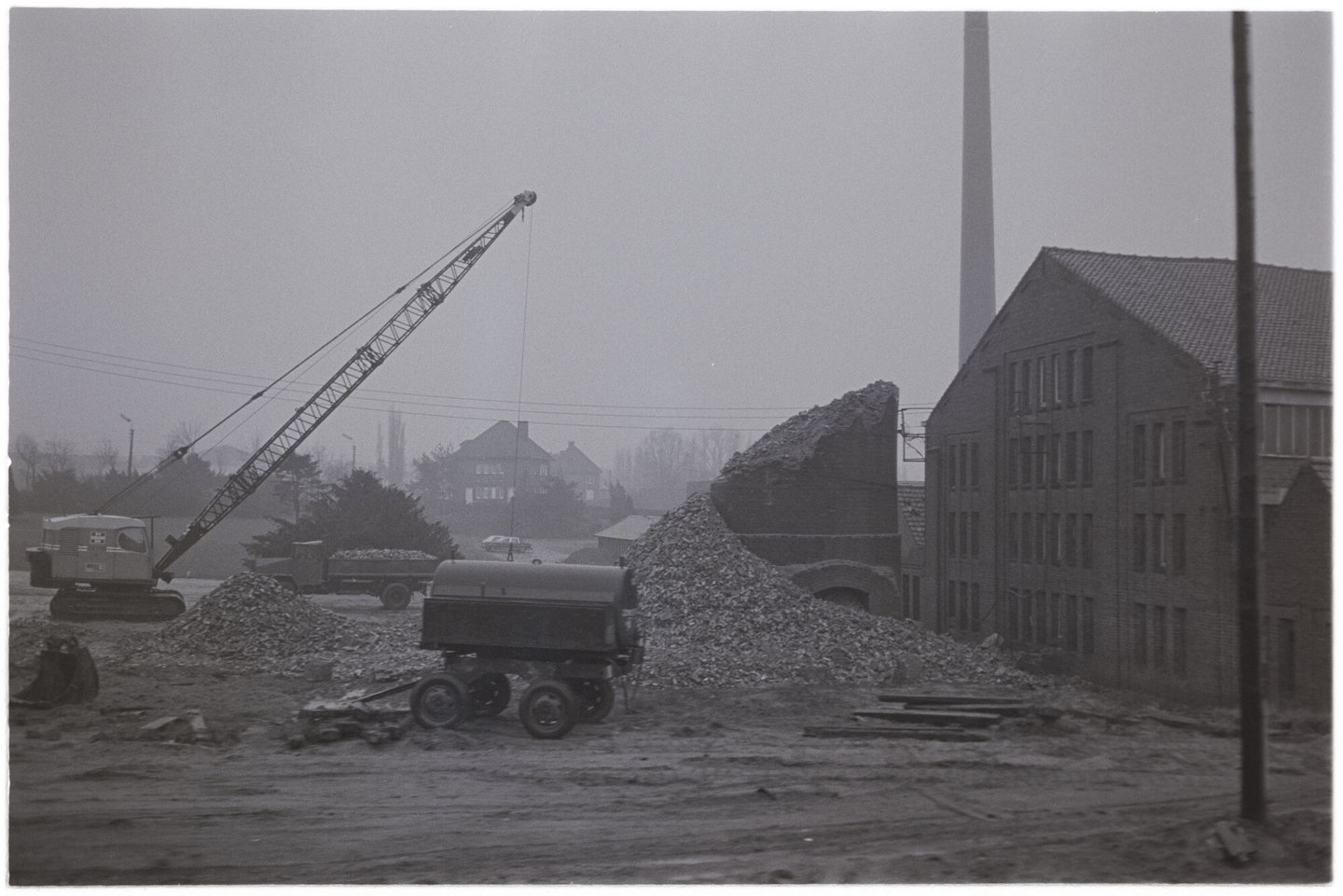 Afbraak van schoorsteen van arseenfabriek Reppel-fabriek in Bocholt