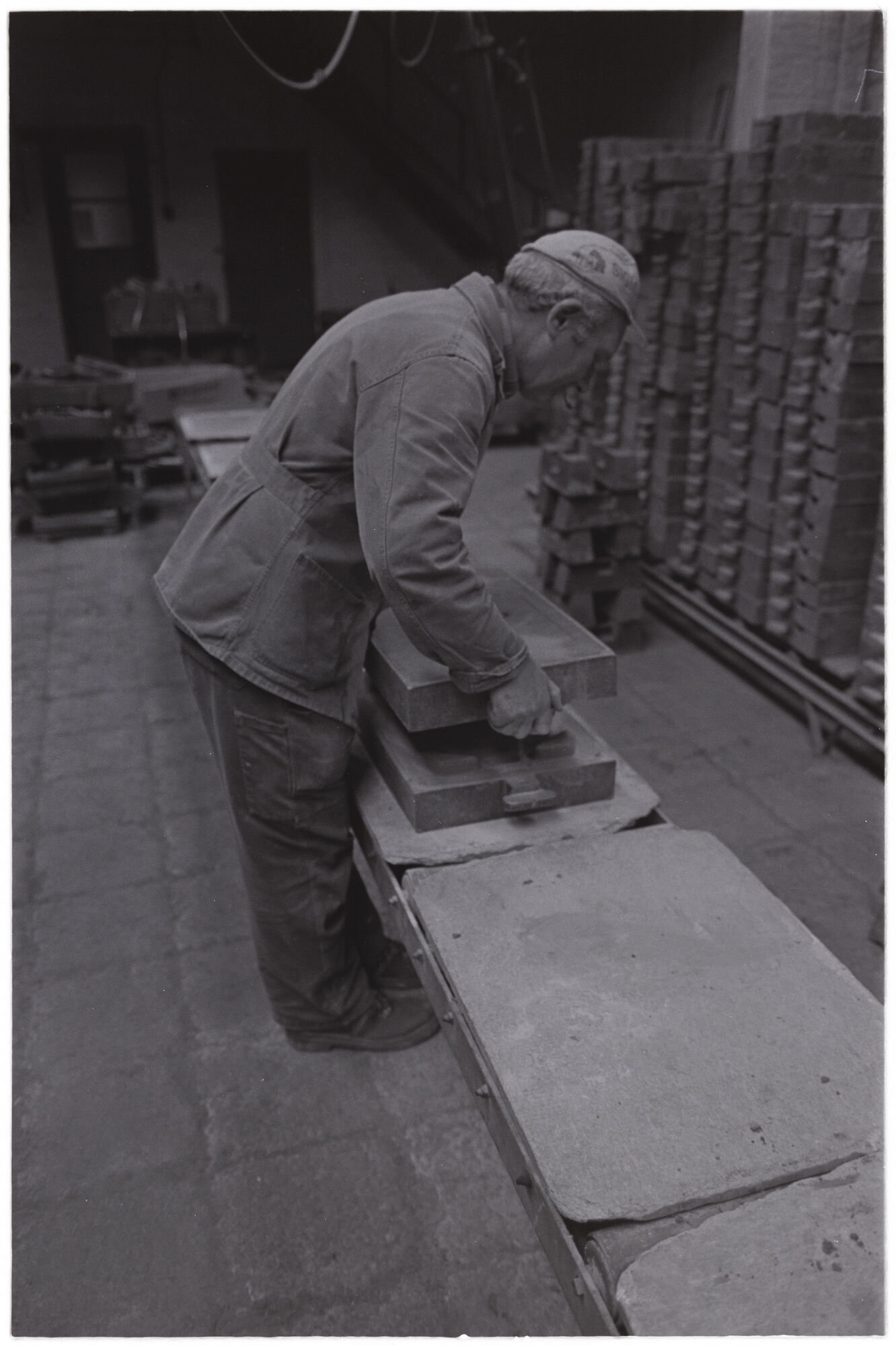 Man aan het werk in tingieterij Cupro in Gent