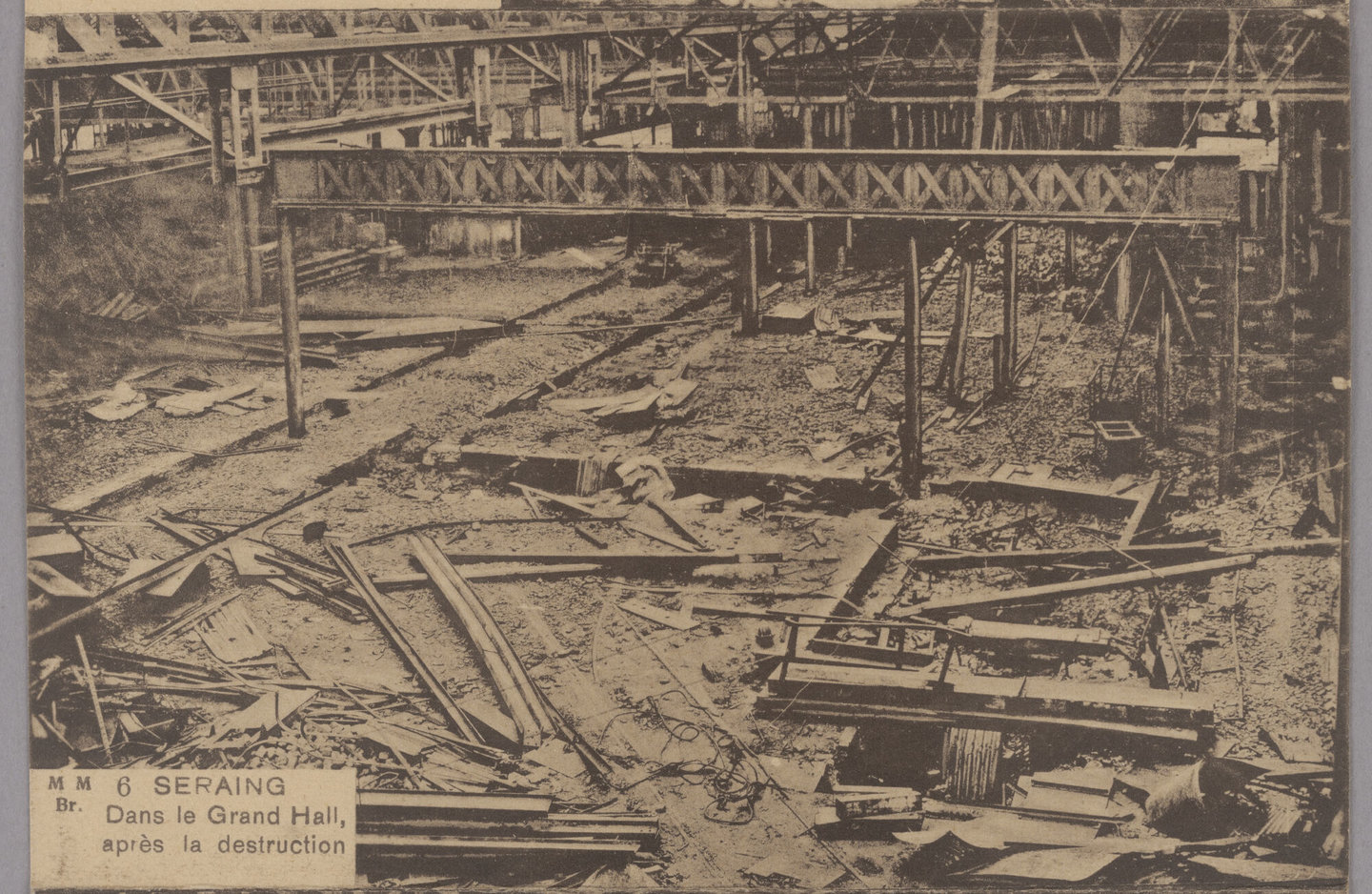 Zicht op de grote productiehal van staalfabriek Cockerill in Seraing na de vernietiging in de Eerste Wereldoorlog