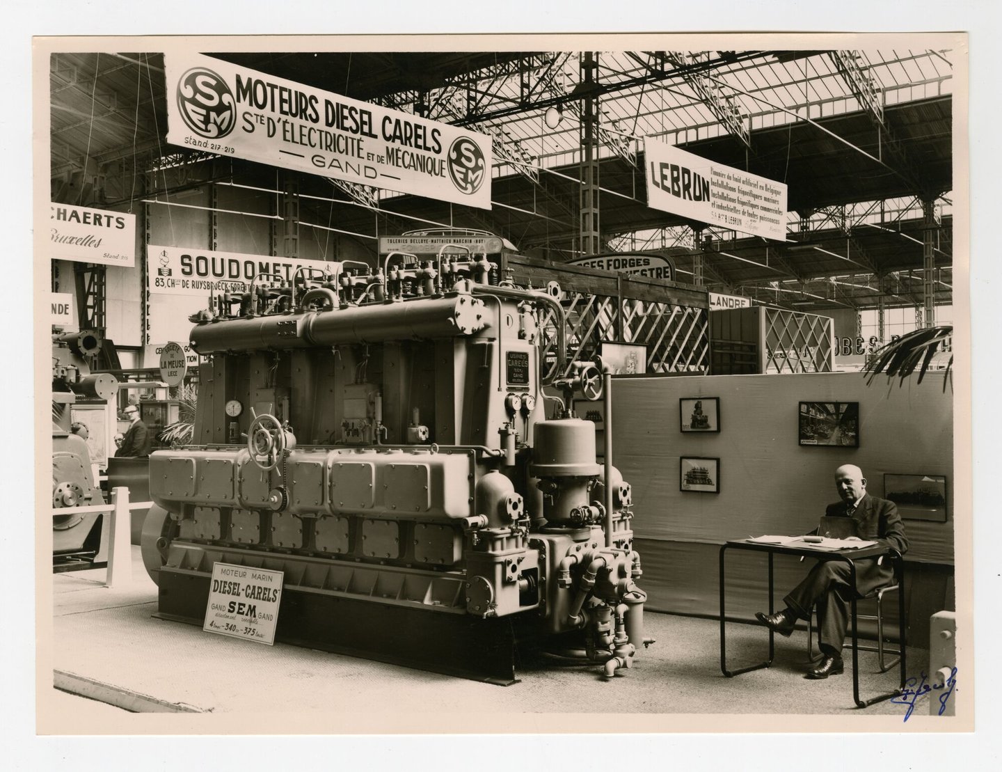 Promotiestand met scheepsdiesel geproduceerd door SEM-Carels op een tentoonstelling in Luik in 1950