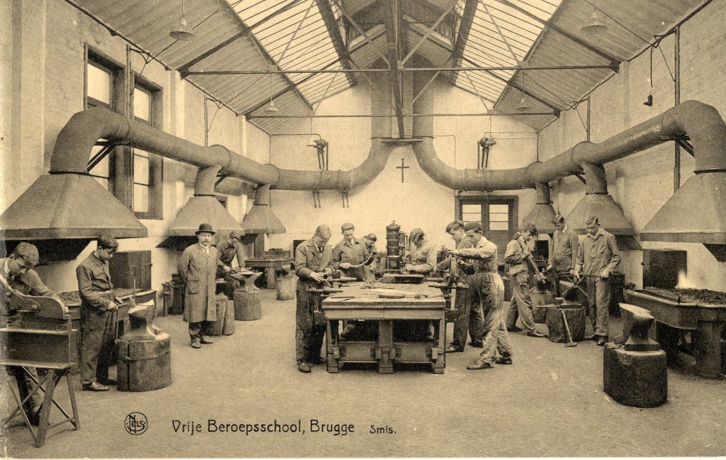 Werkplaats van afdeling metaalbewerking in de Vrije Beroepsschool in Brugge