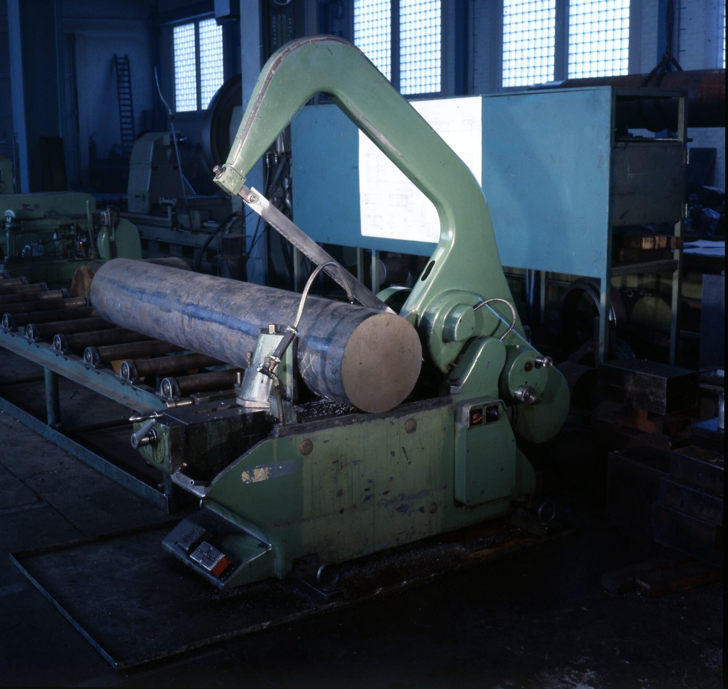 Beugelzaagmachine in machinewerkplaats van Gentse Metaalwerken in Gent