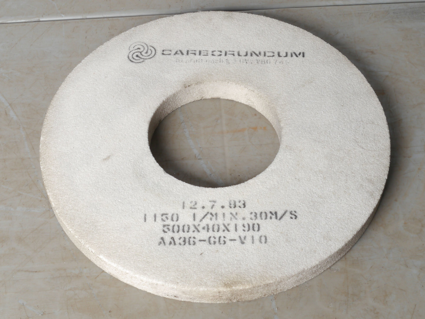 Platte slijpsteen voor slijpmachine van het merk Carborundum