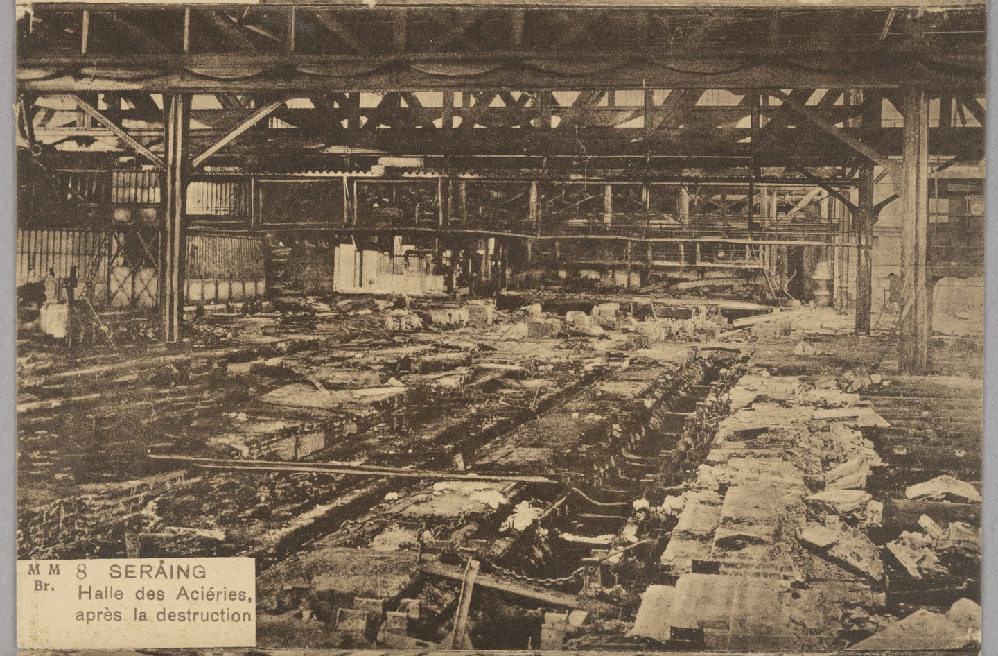 Zicht op een productiehal van staalfabriek Cockerill in Seraing na de vernietiging in de Eerste Wereldoorlog